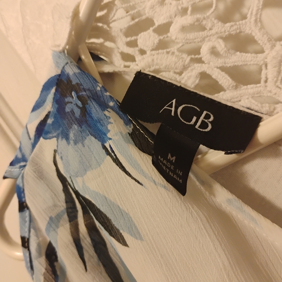 2/$15 Tops AGB Floral Blue and White Women's Top - Picture 2 of 4